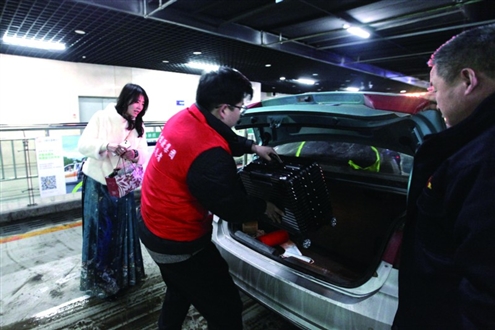 志愿者助力春运回家路